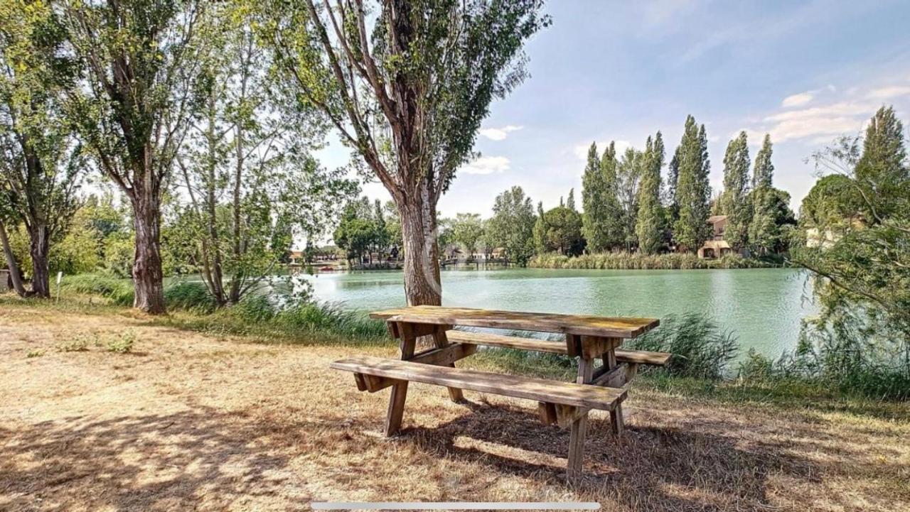 Appart Dans Residence Avec Piscine A Arles Kültér fotó